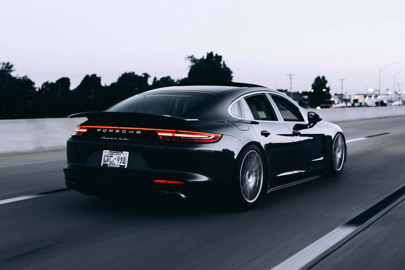Серебристый Porsche Panamera 4S на трассе в движении